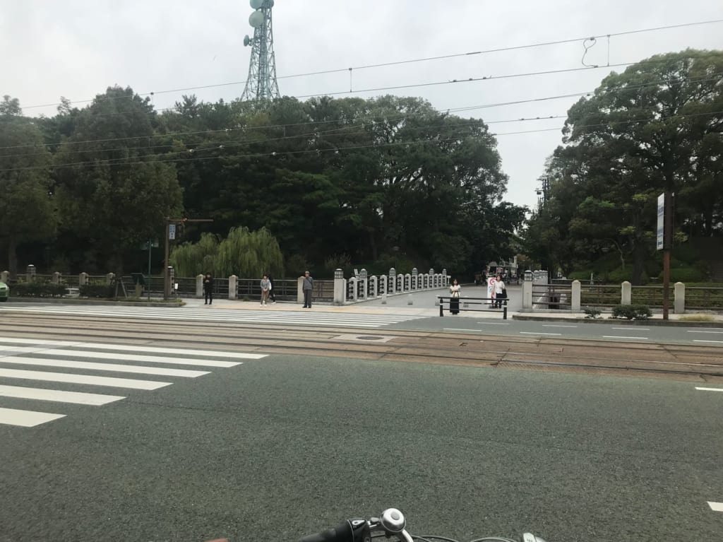 花園町通りから見る城山公園入口