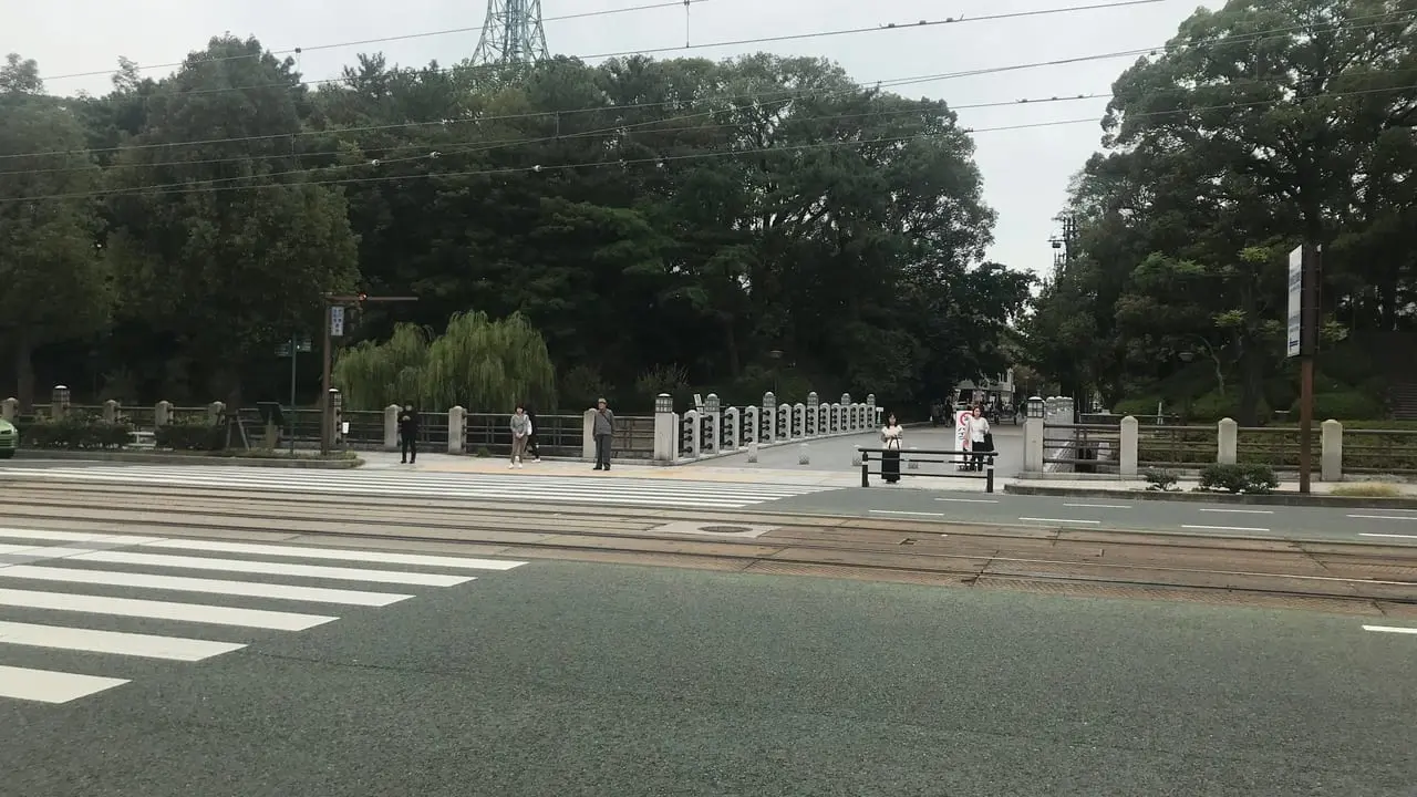 花園町通りから見る城山公園入口