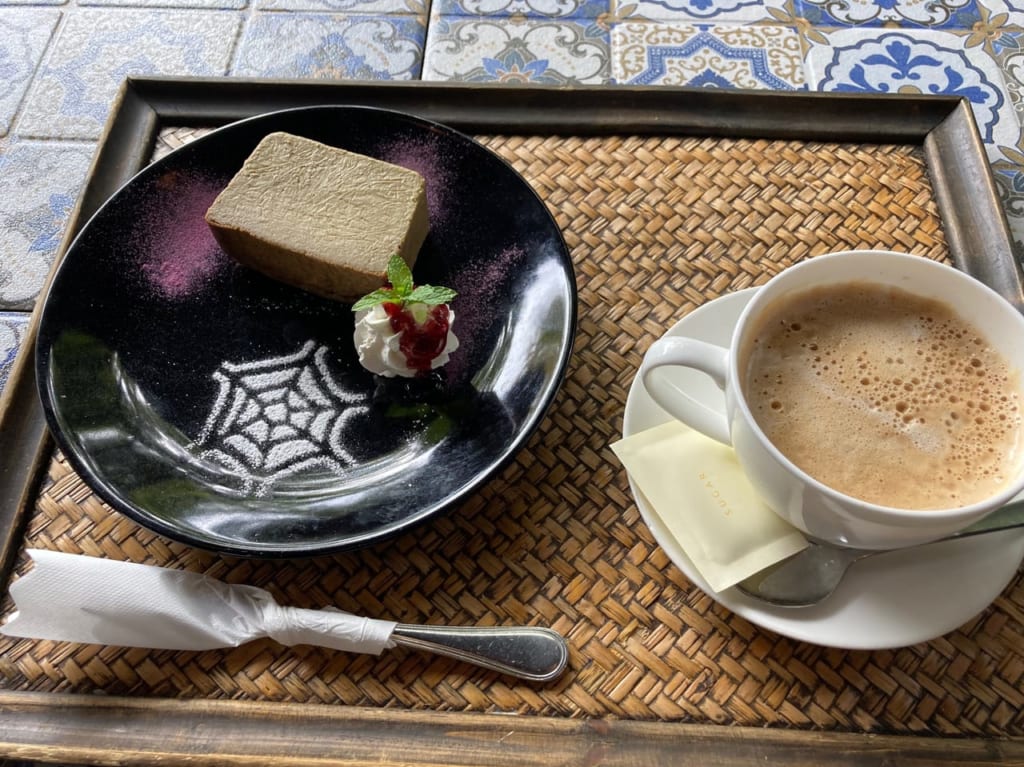 そらともりほうじ茶のチーズケーキとカフェラテ