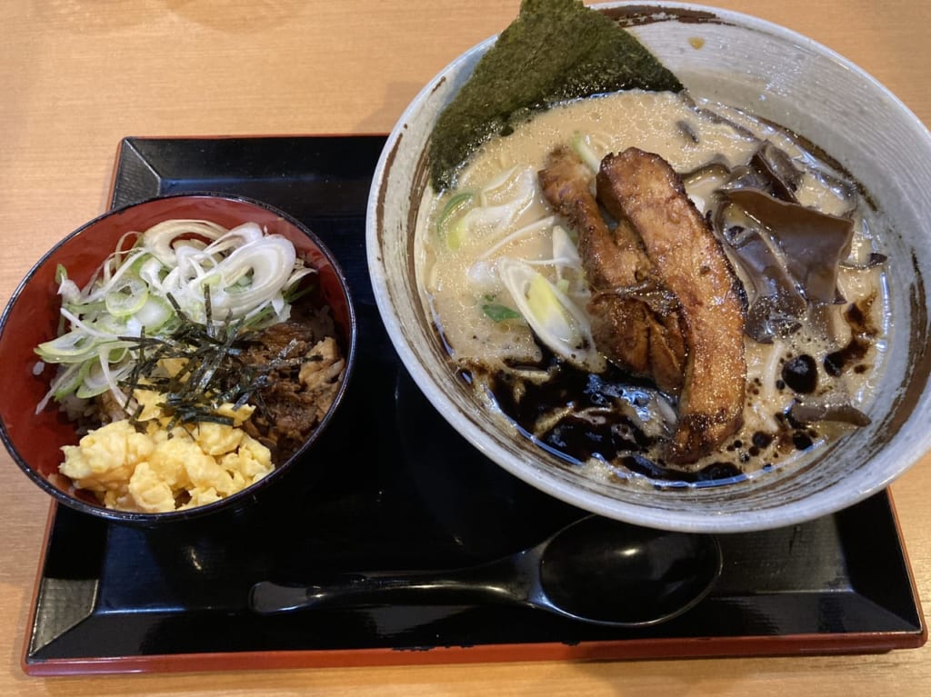 萬楽藤原店ラーメンと三色丼