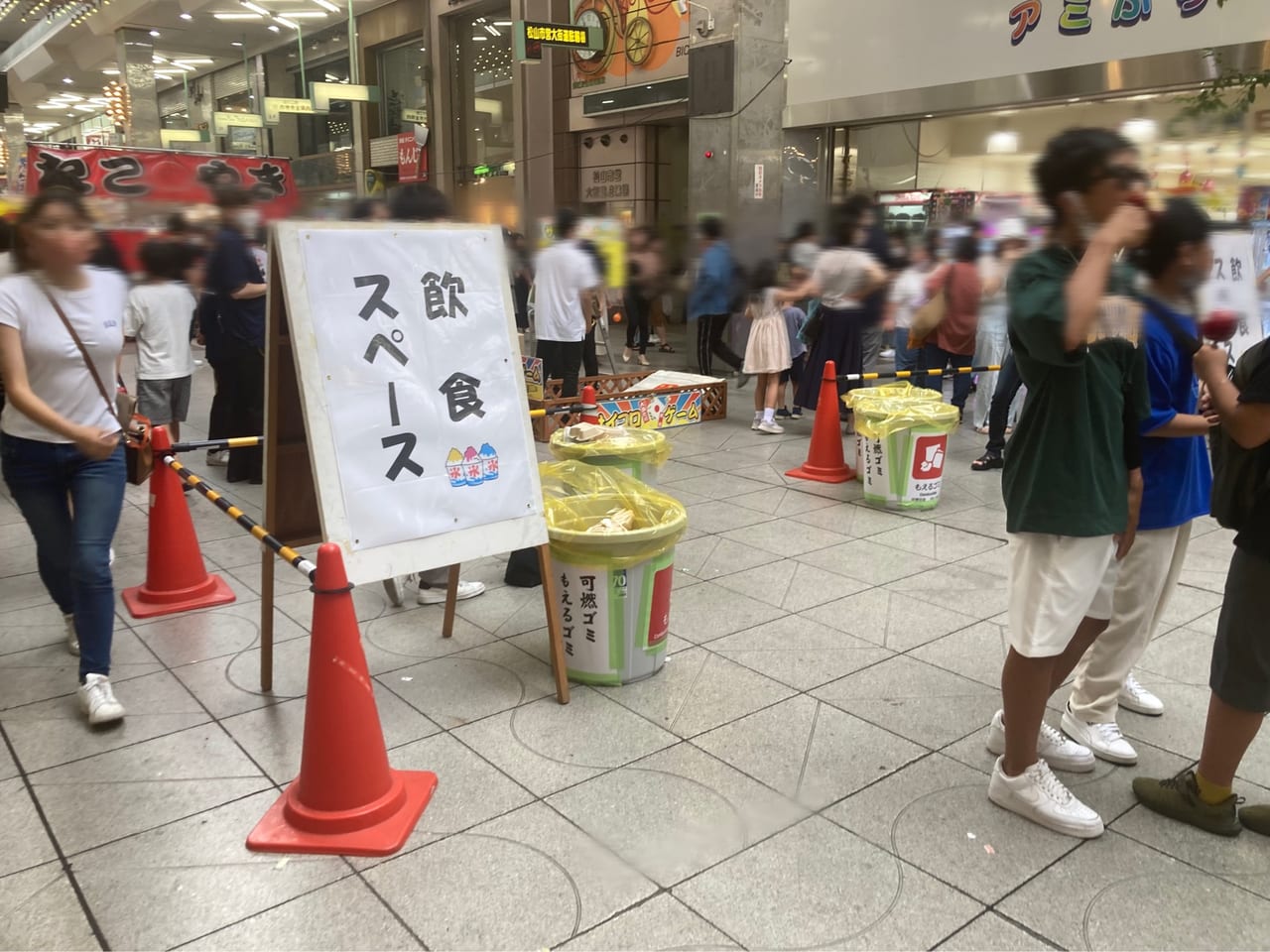 土曜夜市飲食スペース