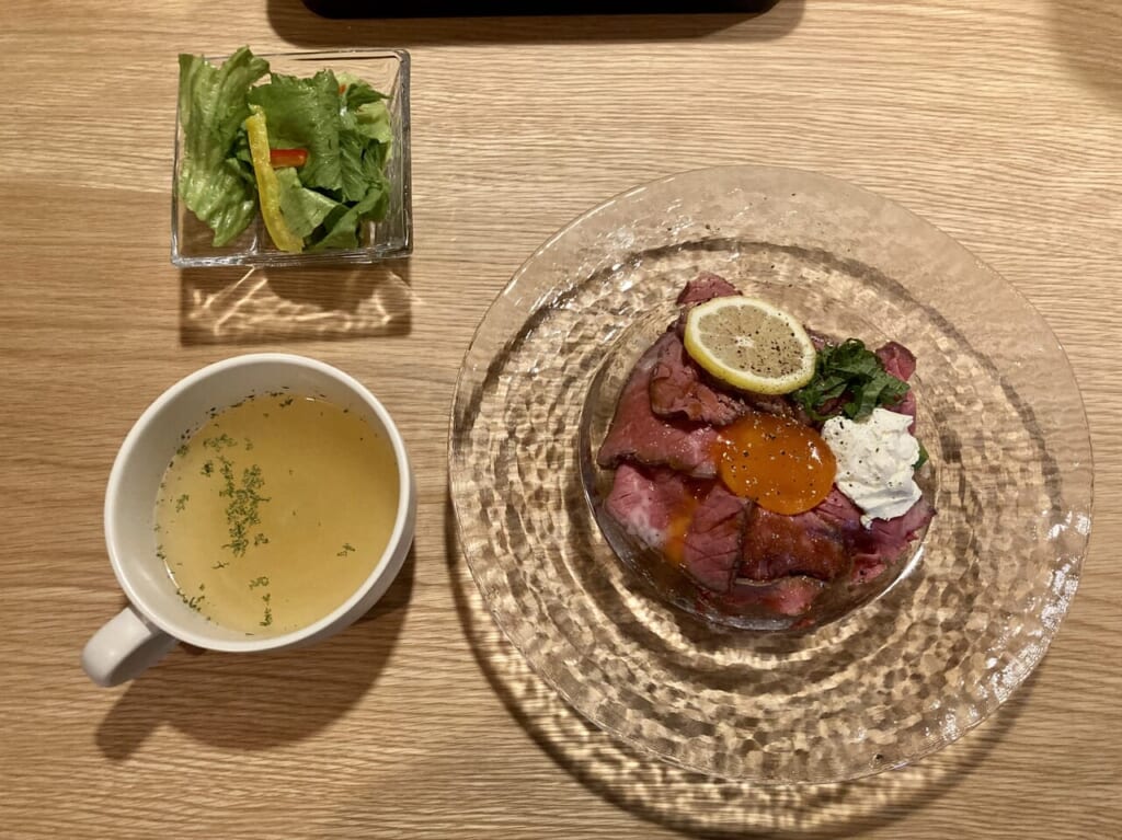 カフェメトロローストビーフ丼