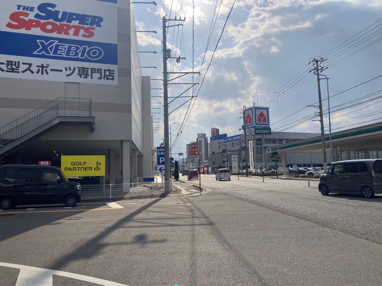 にちょう問屋町店の前の通り