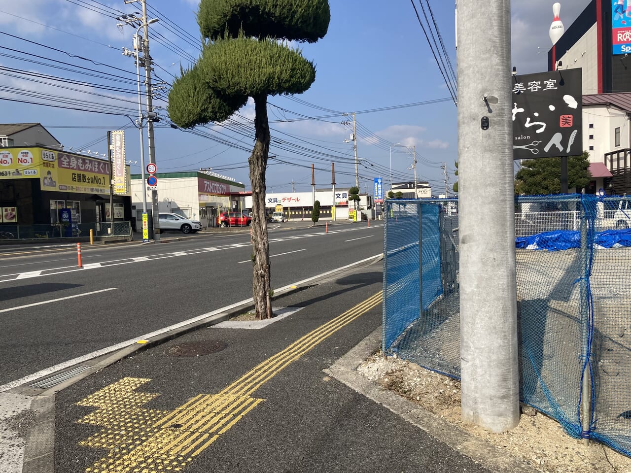 にちょう問屋町店の前の通り