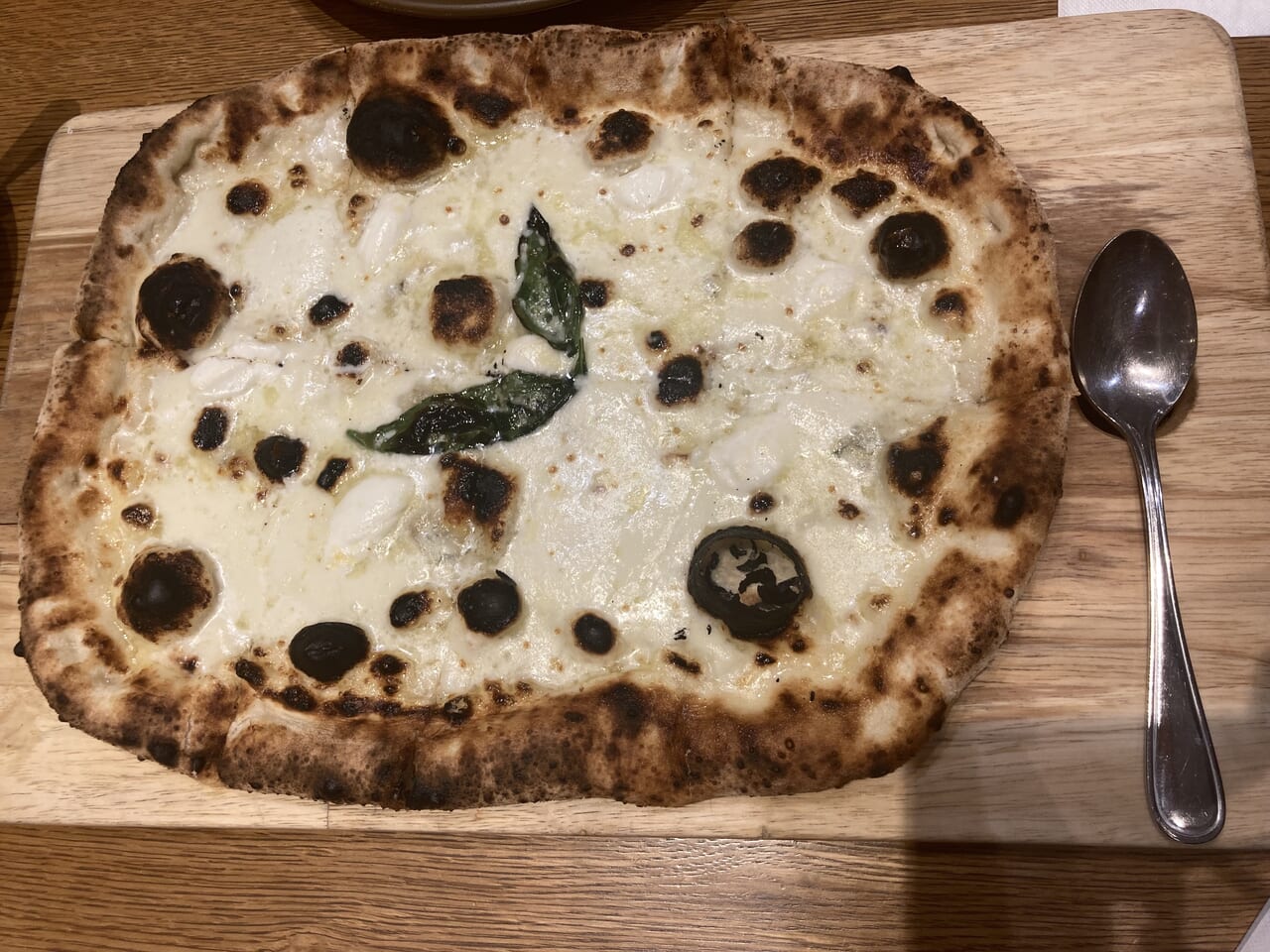 LITTLE ITALYチンクエフォルマッジのピザ