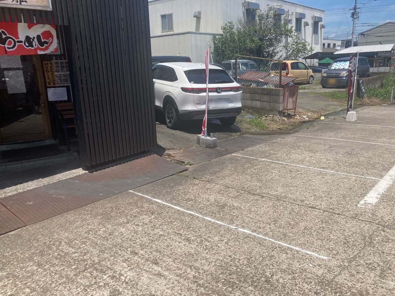 麺や雅駐車場